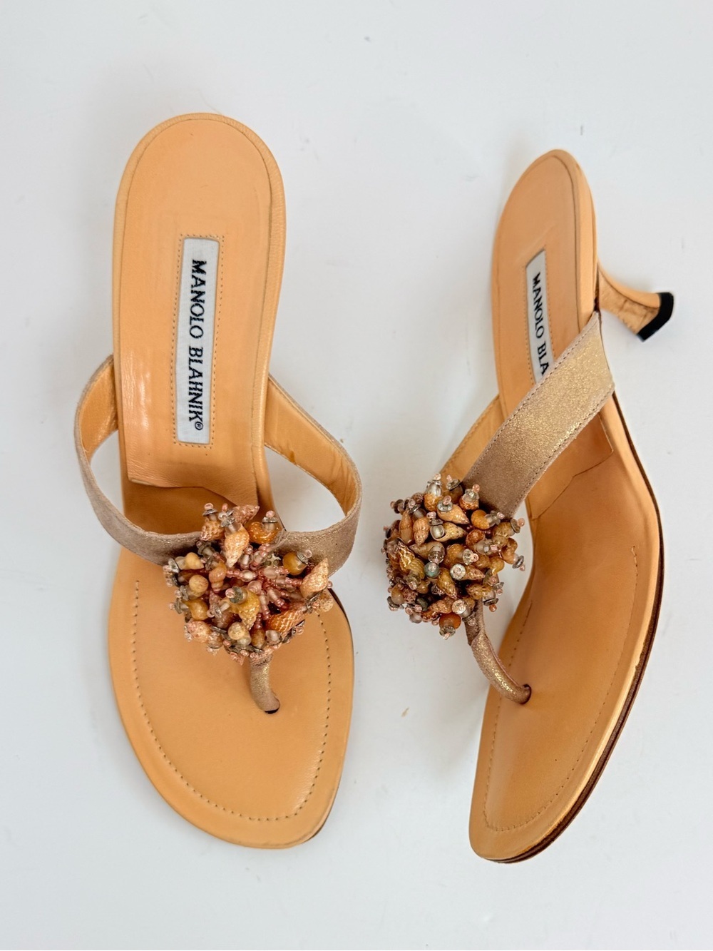 Manolo Blahnik Y2K seashell Beaded Thong Sandals Gold Leather Kitten Heel EU 37